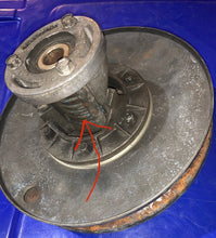 Load image into Gallery viewer, Secondary Spring John Deere M66378